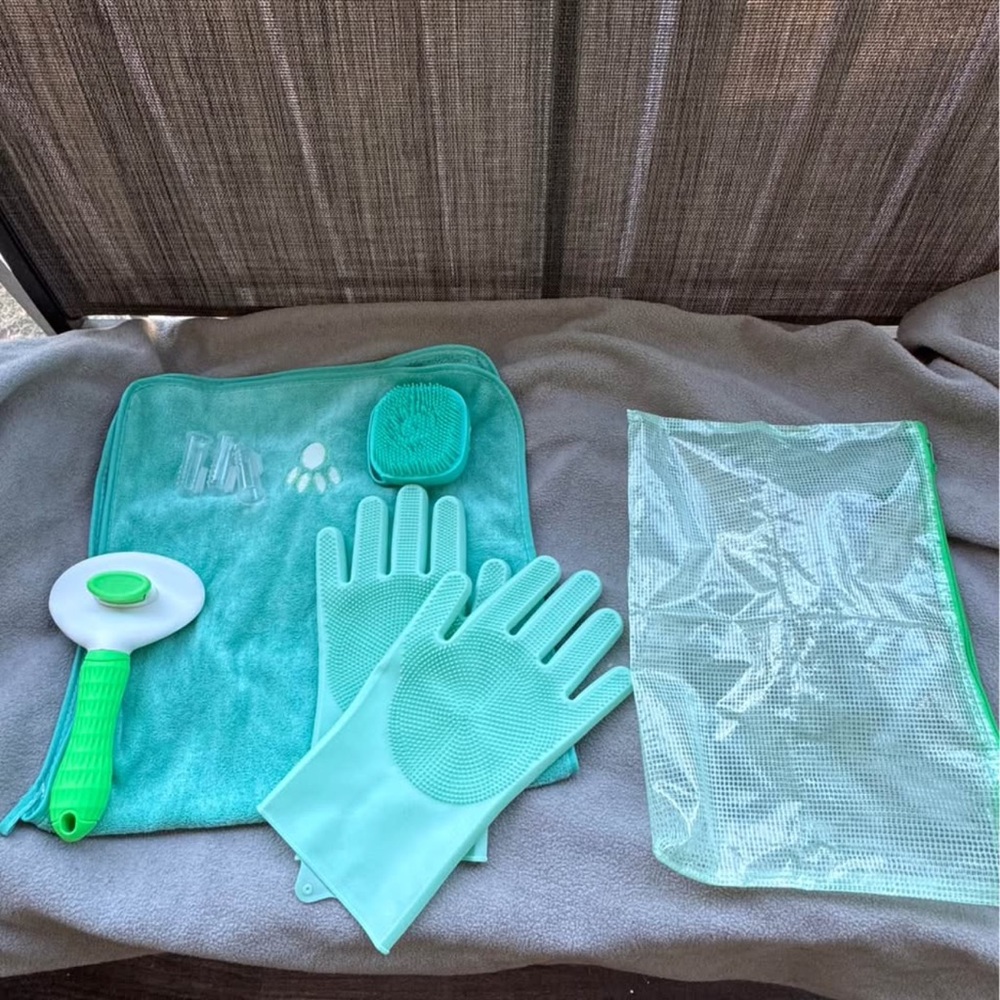 Brand new Green Pet Bath Kit (8 pcs)